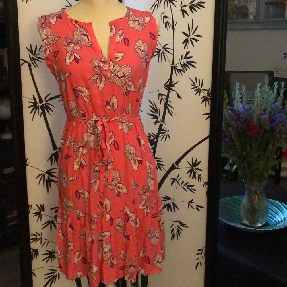 Lovely floral print dress.